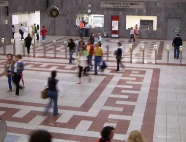 Σπείρα Αλβανών και Ρουμάνων «οικονομικών μεταναστών» ξάφριζε επιβάτες στο Μετρό